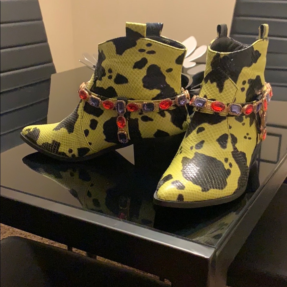 Short healed boots